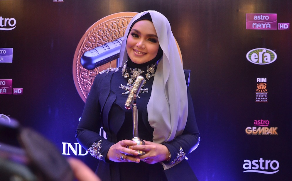 Siti Nurhaliza Terima Anugerah Vokal Terbaik AIM Buat Kali ...