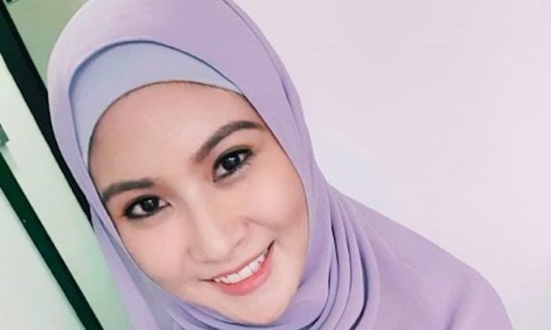 Elizabeth Tan Teruja Berhijab, Peminat Pula Bergaduh