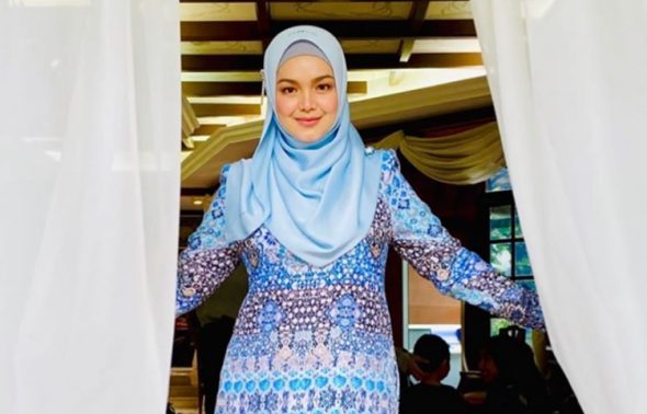 Baju Kebaya Yang Diperbuat Daripada Surat Khabar