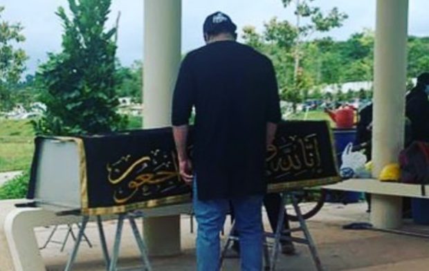 Aaron Aziz Sedih Solatkan Jenazah Ibu Seorang Diri Tanpa Aaron Aziz Sedih Solatkan Jenazah Ibu Seorang Diri Tanpa