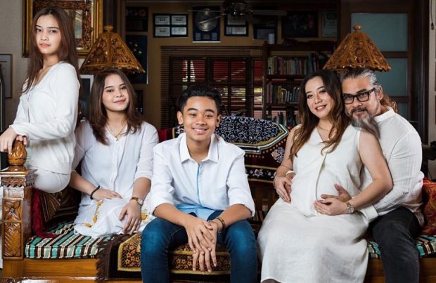 Awie Selamat Timang Anak Keenam Pada Usia 53 Tahun