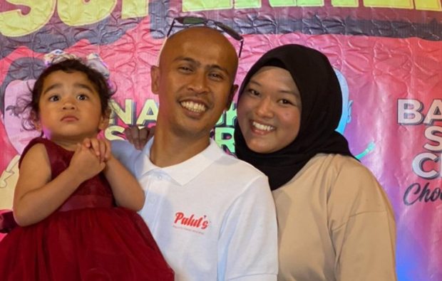 Achey Buat Kejutan Untuk Isteri, Beri Nafkah Dalam Jambangan Bunga