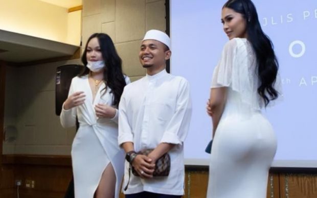 Bergambar Dengan Dua Wanita Seksi Pu Amin Anggap Tak Salah