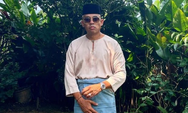 Joe Flizzow Pantang Lelaki Pakai Baju Melayu Dengan Sneakers