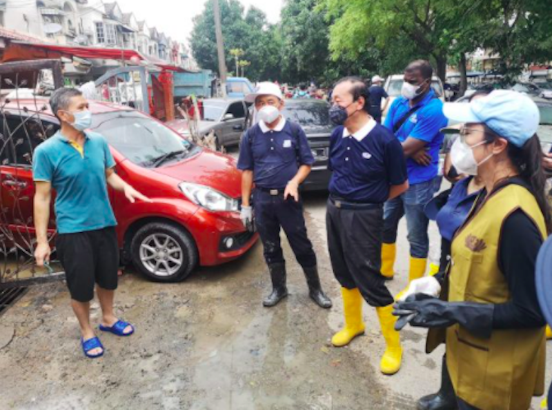 Michelle Yeoh Turun Padang Bantu Bersihkan Kawasan Banjir 2