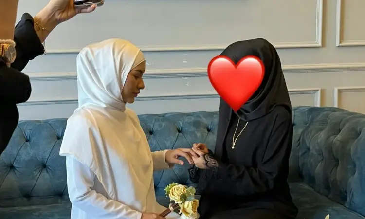 Tular Gambar Sarung Cincin, Zara Zya Dah Bertunang Ke?