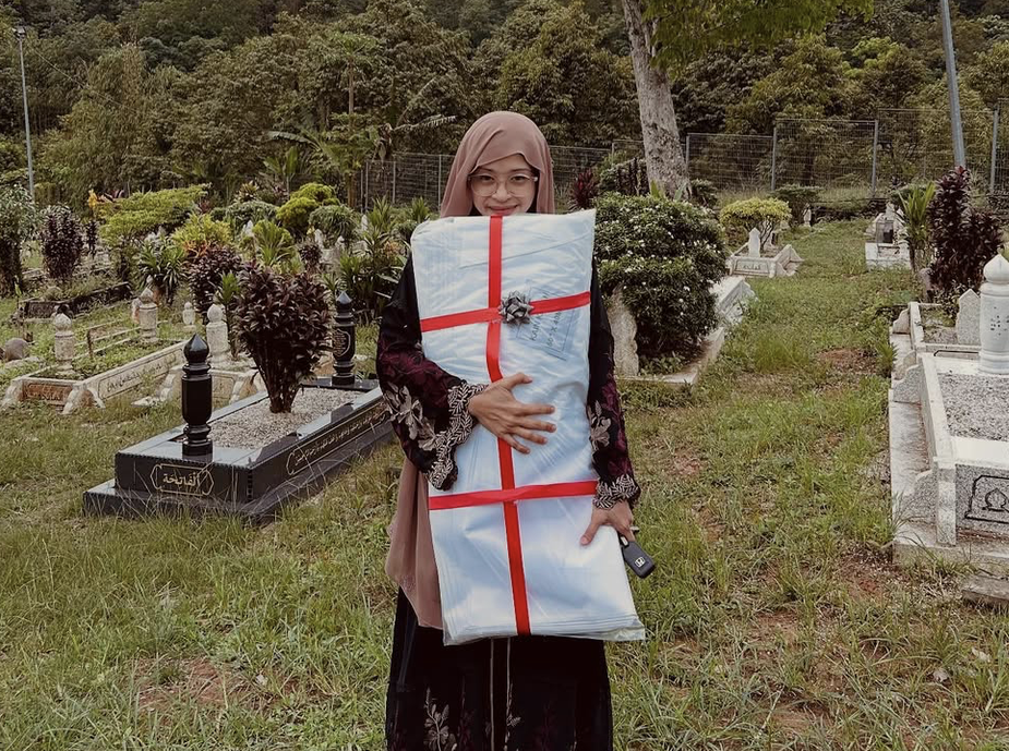 Noorkhiriah Terima Hadiah Set Kain Kafan Dari Suami Sempena Hari Jadi Ke-47
