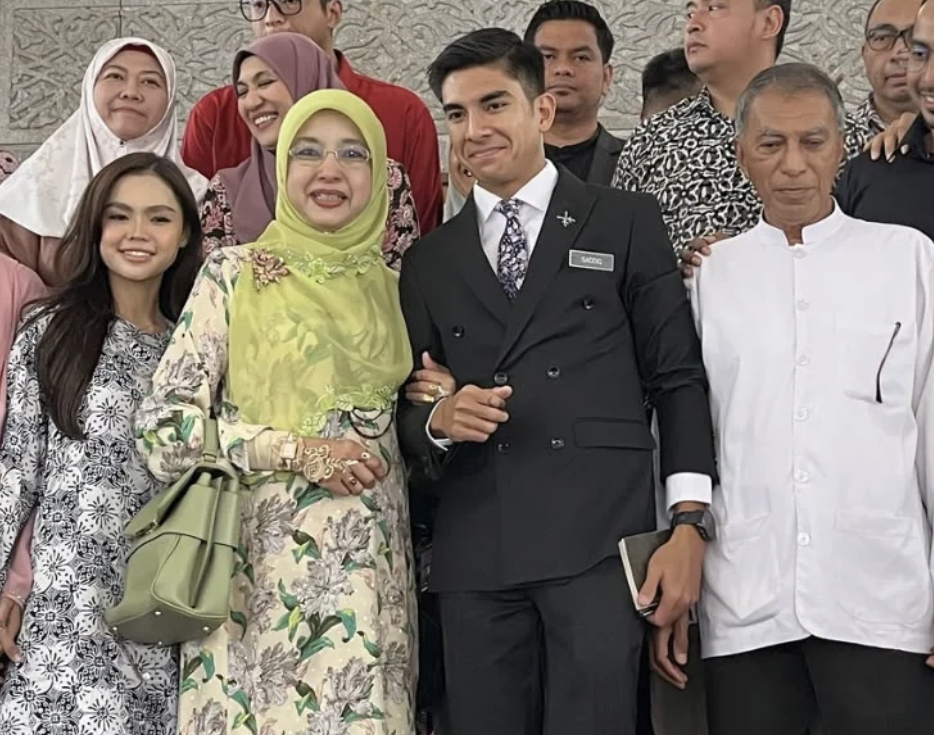 Syed Saddiq Dah Dapat ‘Lampu Hijau’ Mama & Buya Untuk Kahwin Syed Saddiq Dah Dapat ‘Lampu Hijau’ Mama & Buya Untuk Kahwin
