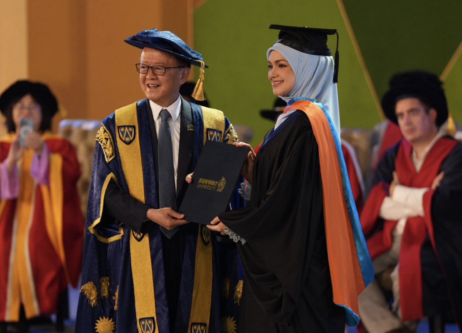 Siti Nurhaliza Terima Ijazah Kehormat Sarjana Seni Kreatif Dan Media Siti Nurhaliza Terima Ijazah Kehormat Sarjana Seni Kreatif Dan Media