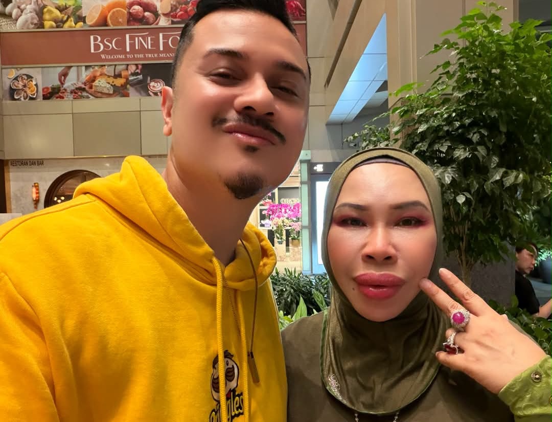 “Tak Sabar Nak Sehidup Semati, Abang Nok Jago Sayang Molek-Molek” “Tak Sabar Nak Sehidup Semati, Abang Nok Jago Sayang Molek-Molek”